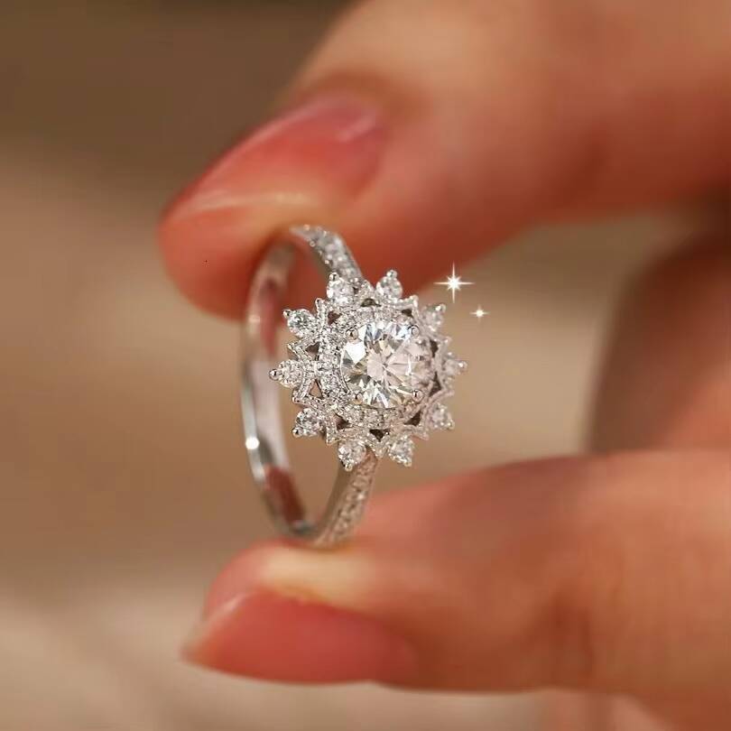 Hot Sale 0.5 Ct Certified Moissanite Diamond Bright Sun Flower Ring for Women 925 Sterling Silver Ring Wedding Jewelry