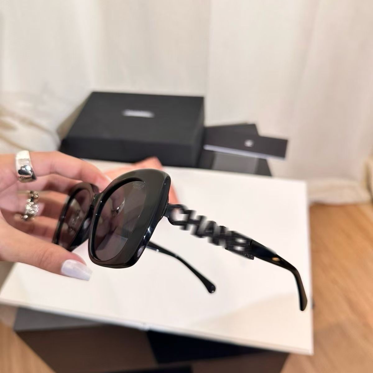 New design sunglasses Style Retro Sunglasses for Women Trendy And Classic Shades Metal Sunglasses With Box