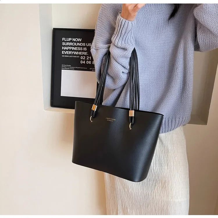 Versatile Brides Companion: Spacious Womans Fashionable Arm Pit Handbag Ideal For Any Occasion