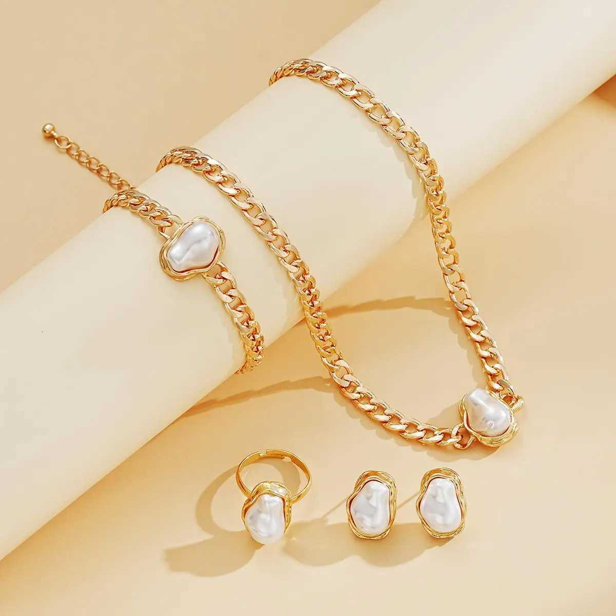 4 PCS Irregular Pearls Jewelry Set Korean Pearl Pendant Choker Stud Earrings Rings for Women Classic Bracelet Wedding Jewelry X2507181