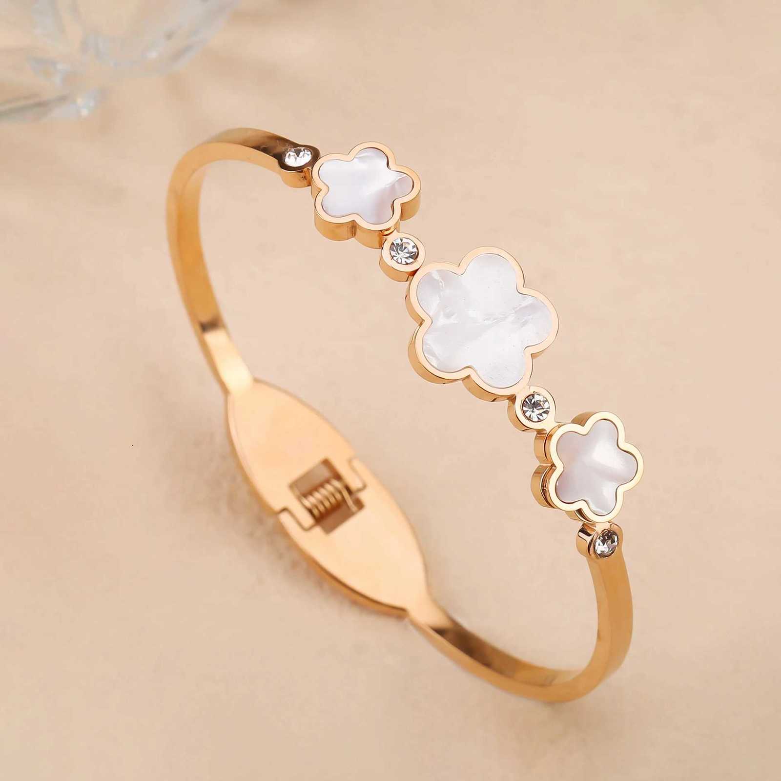 Simple Stainless Steel White Shell Five Leaf Flower Bangle Classic Wrist Jewelry Luxury for Wan Party Jewelry Gift X250718