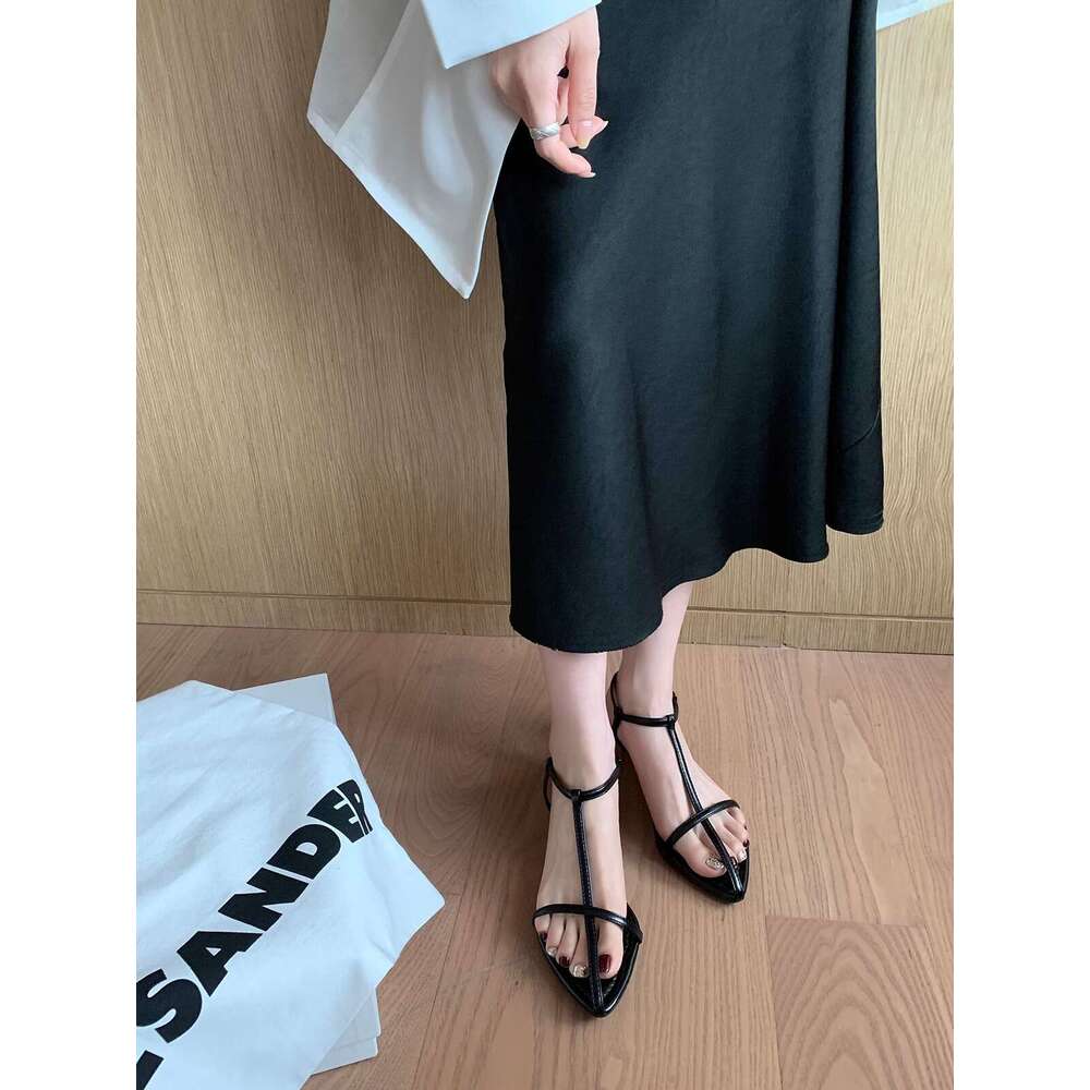 Summer Sandals New Niche Style Slippers for Women Outdoor Wear High-end Feel 2025 Women's Soft Sole Comfortable Shoes