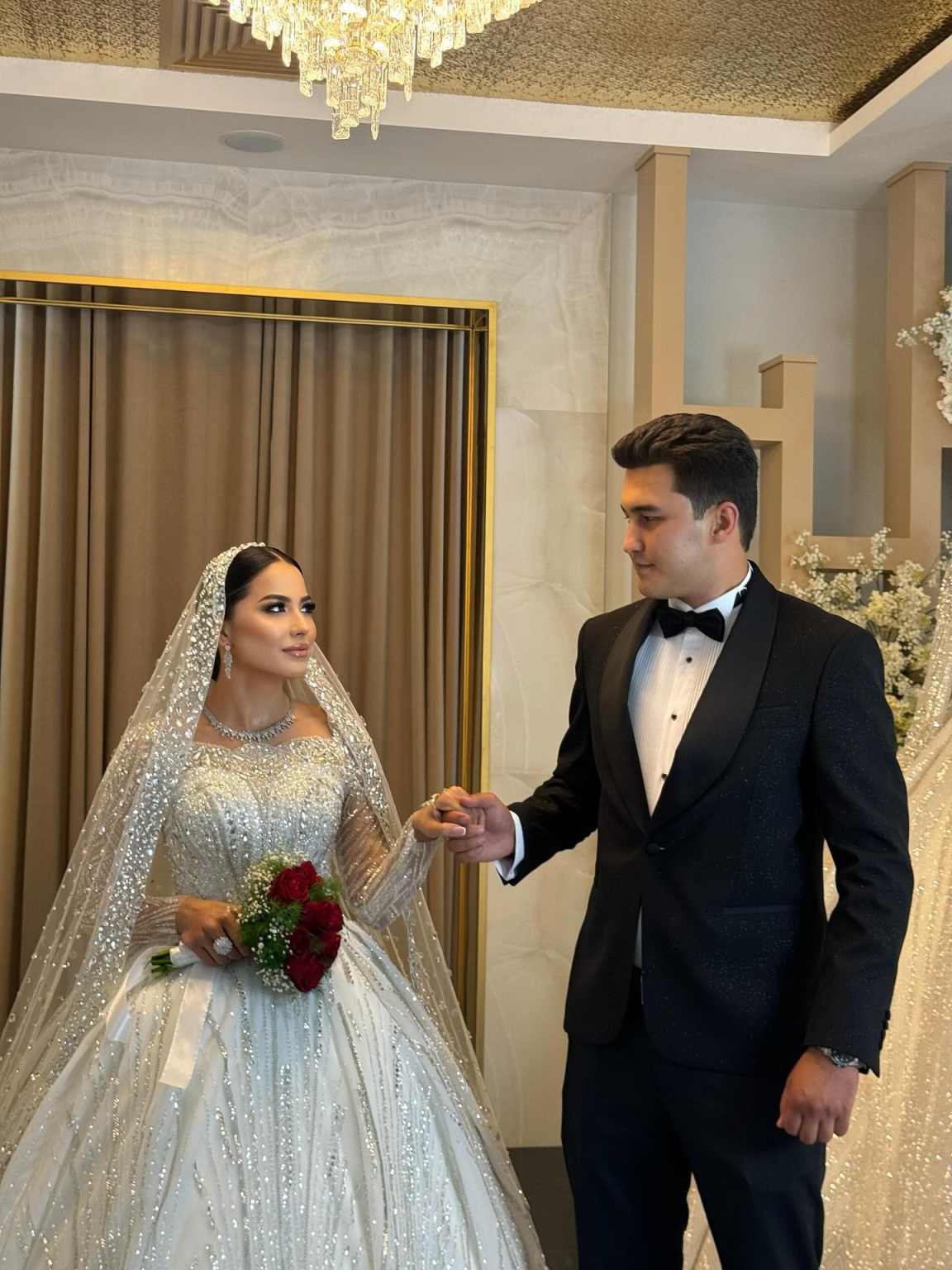 Gorgeous Beading Crystal Ball Gown Wedding Sexy Long Sleeve Sequined Bridal Gowns Arabic Floor Length vestido de novia