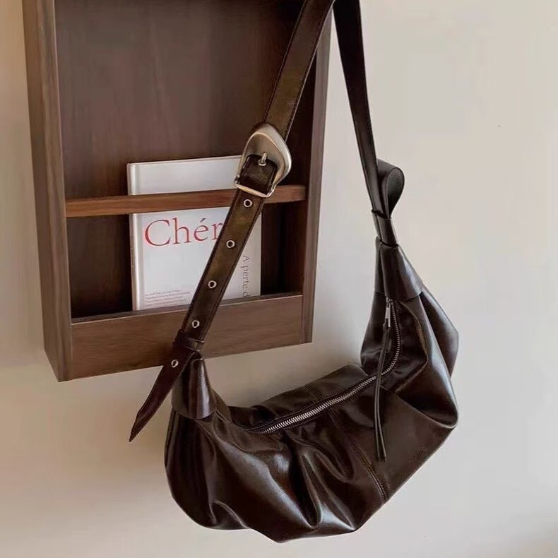 Summer new women's shoulder bag Korean style large capacity retro soft leather pleated dumpling bag lazy style casual crossbody bag new designer 