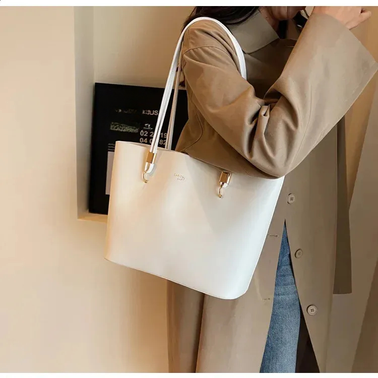 Versatile Brides Companion: Spacious Womans Fashionable Arm Pit Handbag Ideal For Any Occasion