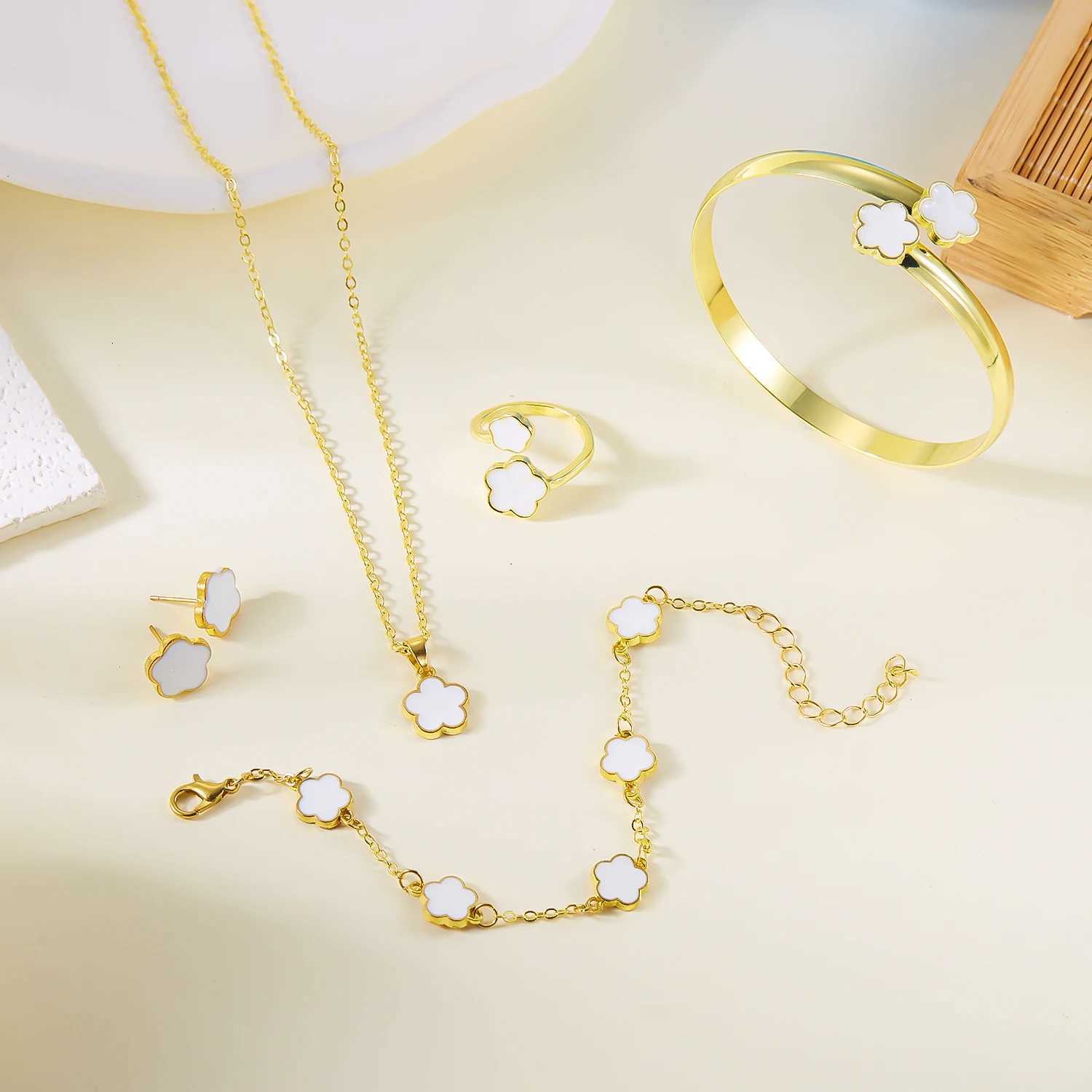 5pcs/set Colorful Enamel Plum Bloss Bracelets for Women Lucky Five Leaf Flower Necklace Earring Elegance Party Jewelry Gifts X2507181