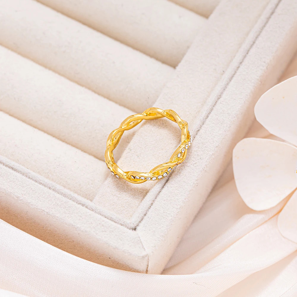 Trendy Twist Rings for Women Wedding Bands Fashion Contracted n Bridal with Sparkling Cubic Zircon Jewelry 250716