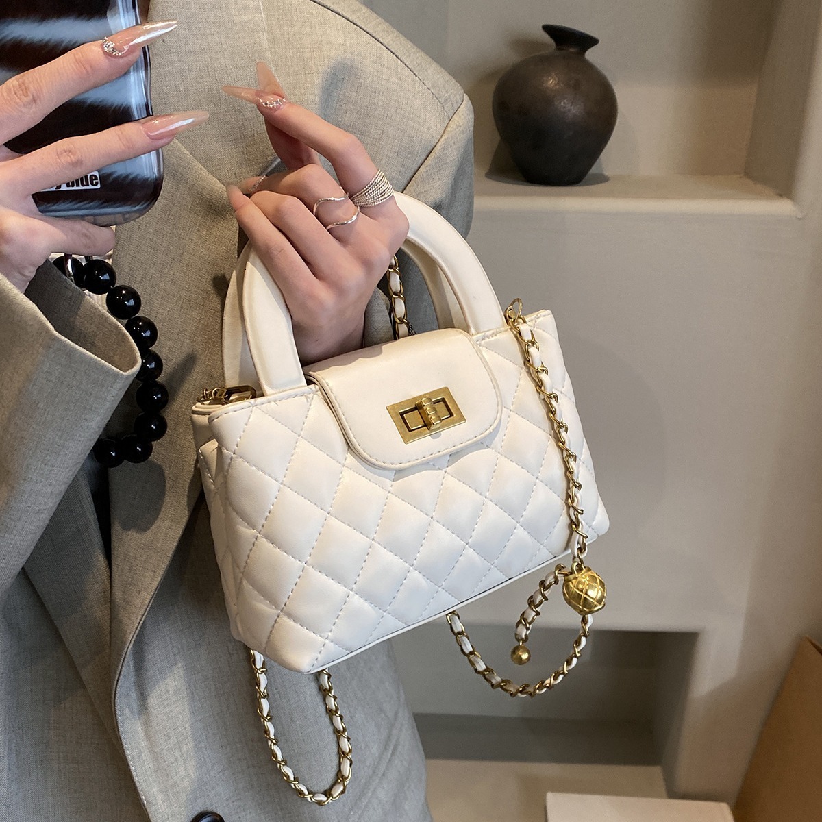 2025 Summer New Women's Single Shoulder Crossbody Bag French Quilted Chain Women's New Summer Fashion Handbag Commuter Bag New Designer Bag