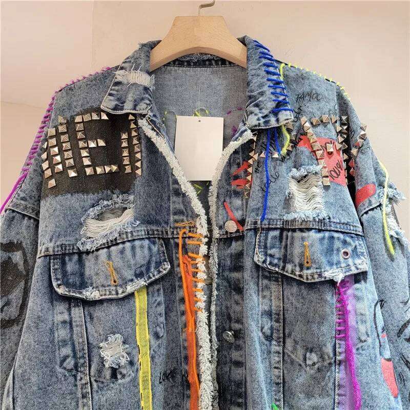 Autumn Fashion Rivet Letter Graffiti Print Holes Pocket Short Denim Jacket Women Streetwaer Loose Casual Jeans Jackets Female