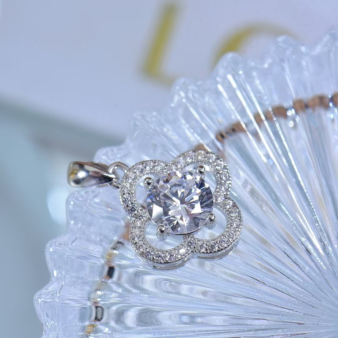Elegant Four - leaf Clover Moissanite Pendant - Micro - Pave Set, Ideal Gift for Expressing Wishes, Shiny Lab - Grown Gem Accessory