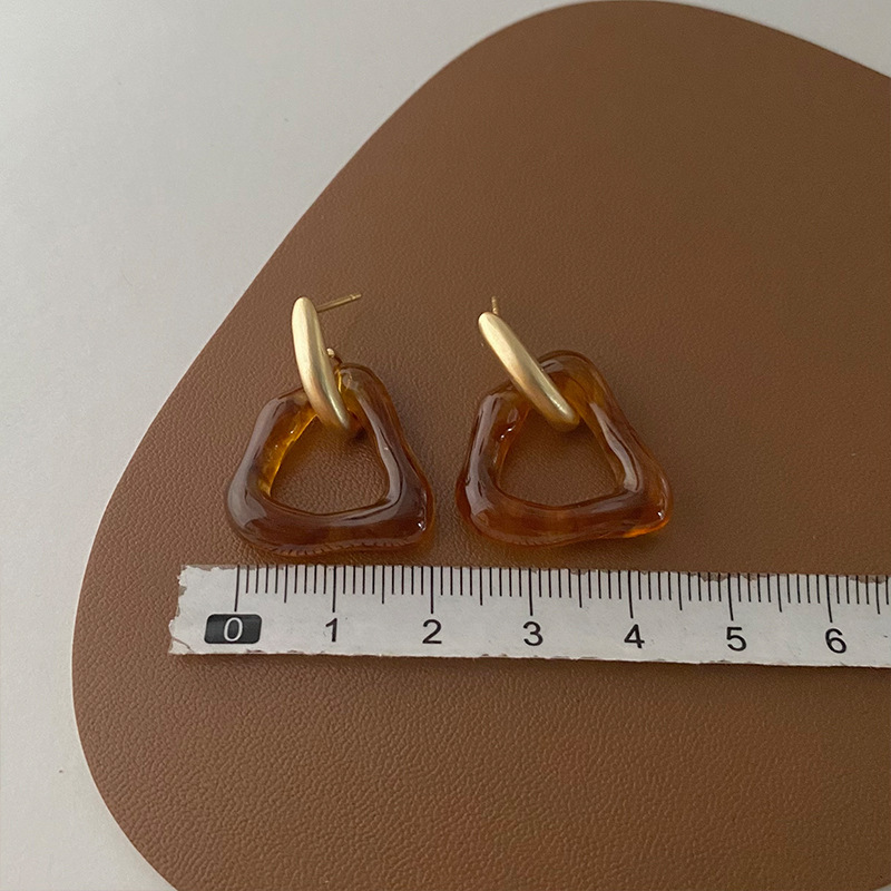 Retro irregular resin triangular earrings for women, with a niche design, minimalist temperament, and high-end feel. Earrings and earrings