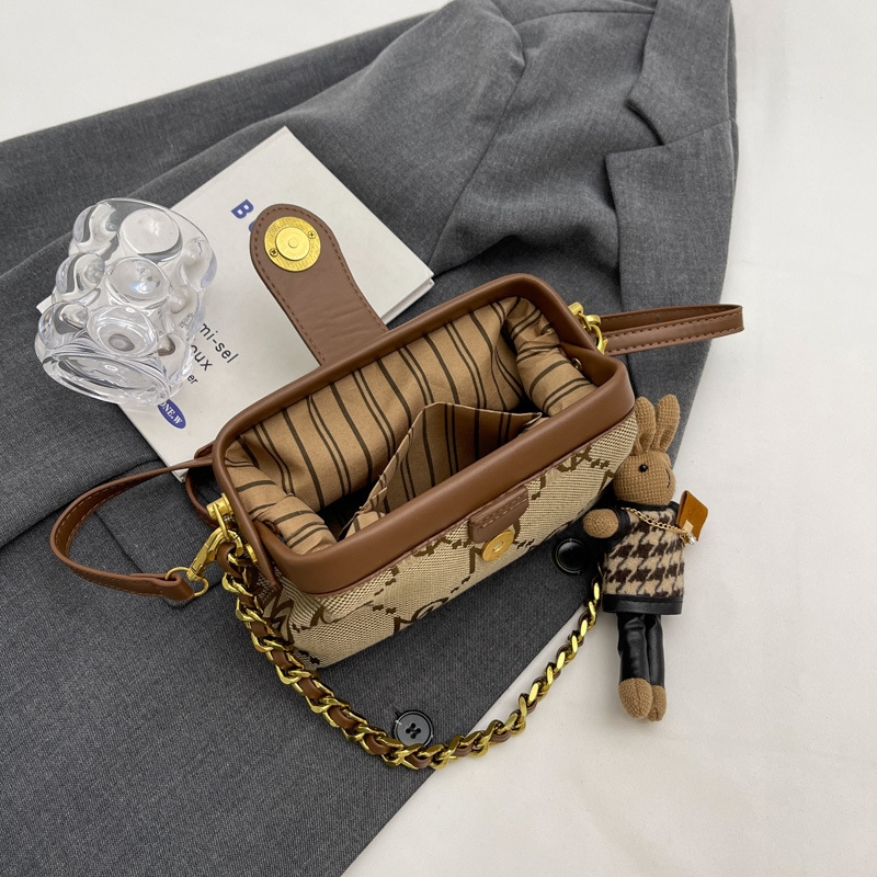 New Advanced Underarm Bag with Retro French Style Single Shoulder Clip Fashionable and Versatile Crossbody Bag2025