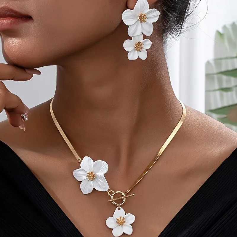 3pcs/set Elegant Flower Pendant Necklace and Earrings Jewelry Sets for Women Necklace Earring Suitable for Holiday Wedding X250718