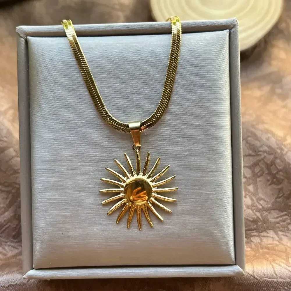 Vintage Sun Pendant Necklace Hydroforming Process Stainless Steel Waterproof Jewelry Accessories X250718