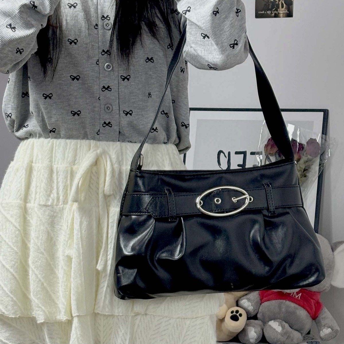 Summer new women's shoulder crossbody bag new personalized pleated leather buckle commuting bag simple solid color women's armpit bag new de