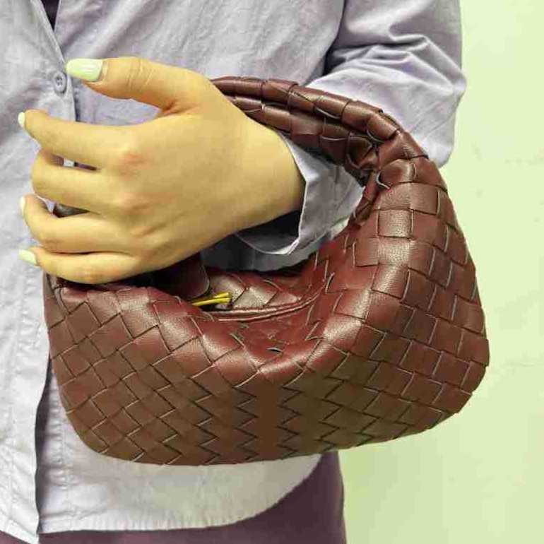 2025 Woven Bag Handheld Knotted Cloud Bags Soft Leather Wrinkled Dumpling Bag Versatile Women Underarm Tote Bags 250718