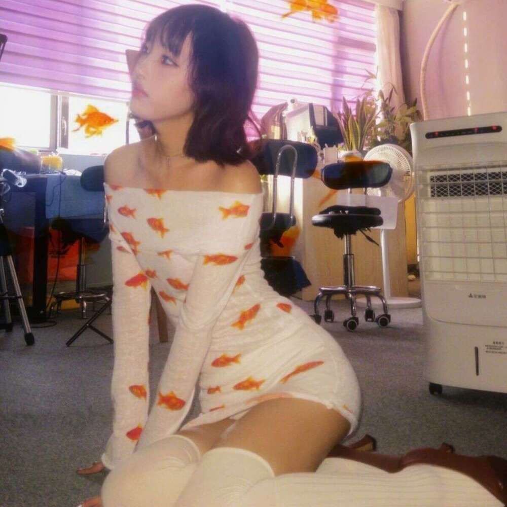 Cute Goldfish Koi Print White Off-Shoulder Top For Women Early Autumn New Slim Fit T-Shirt B5