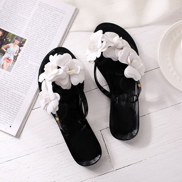 Elegant Floral Design Camellia Thong Sandals with Comfortable Rubber Outsole