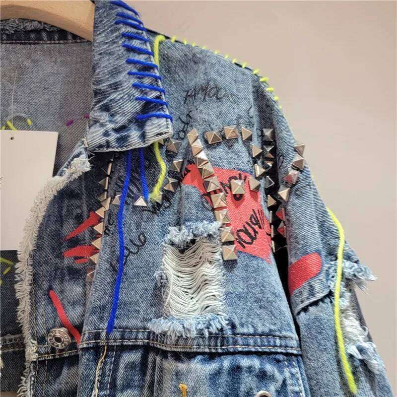 Autumn Fashion Rivet Letter Graffiti Print Holes Pocket Short Denim Jacket Women Streetwaer Loose Casual Jeans Jackets Female