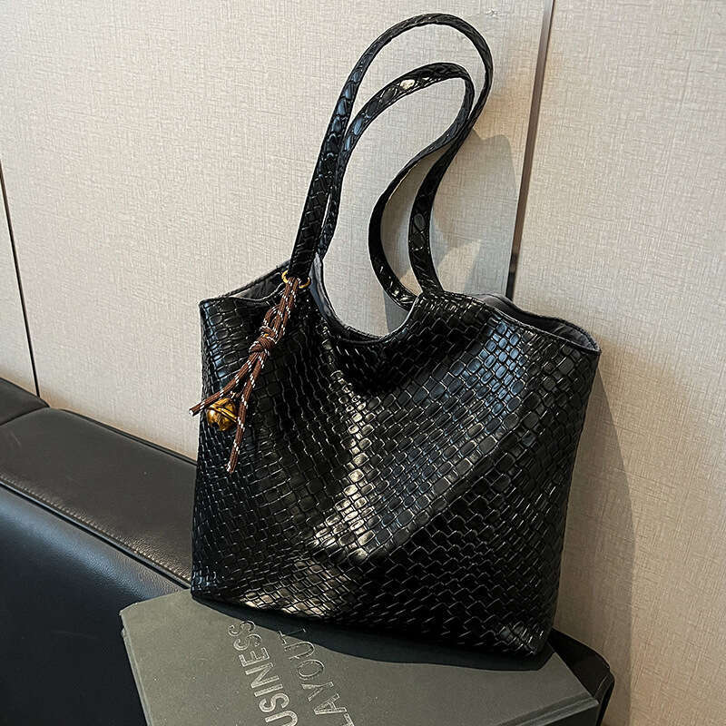 Women's Large Capacity Shoulder Summer New Versatile Commuter Underarm Trendy Tote Bag This Year