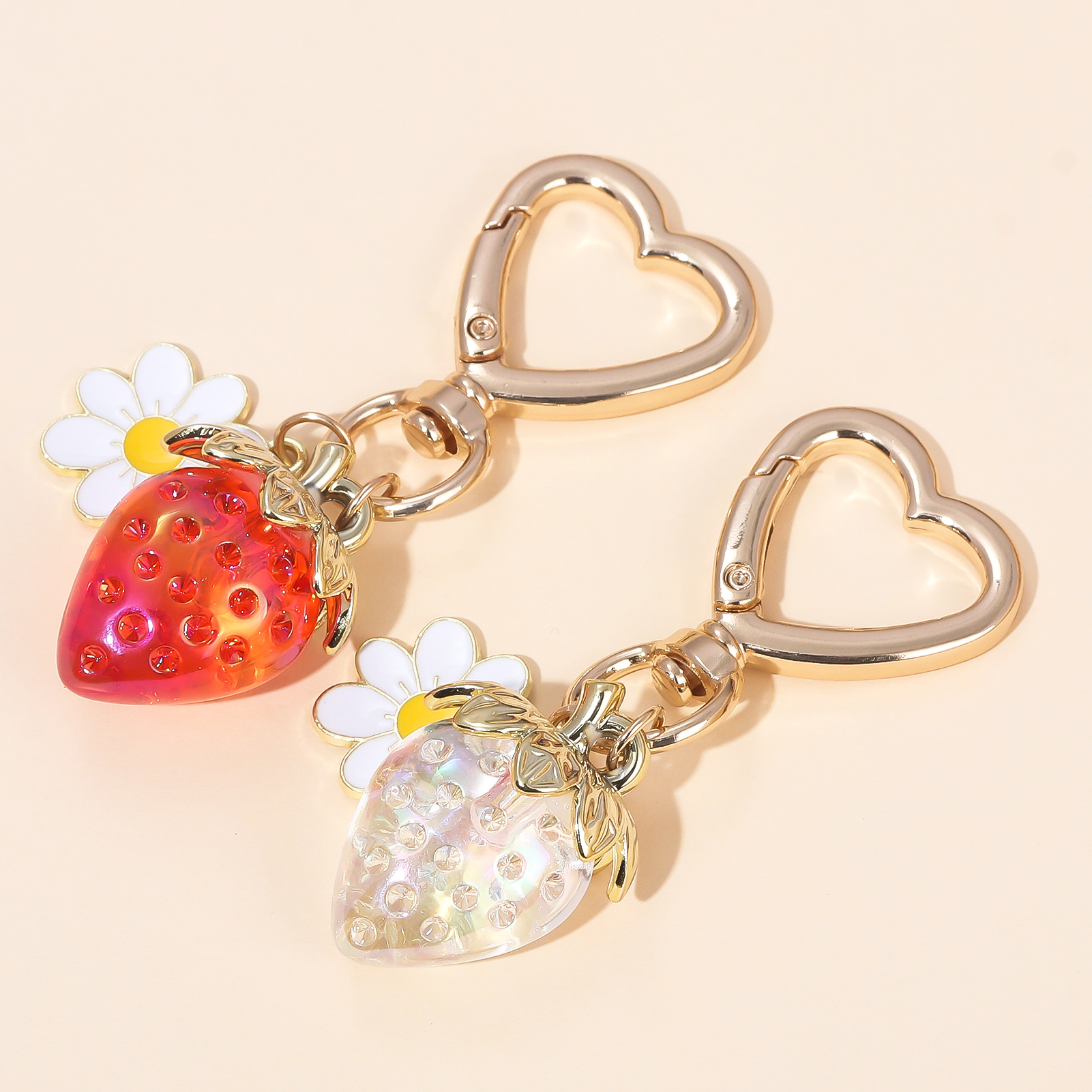 Designer Cute Strawberry Keychain Kawaii Heart Daisy Flower Bag Pendant Charm For Women Girls Purse Backpack Car Keys Decoration Gift