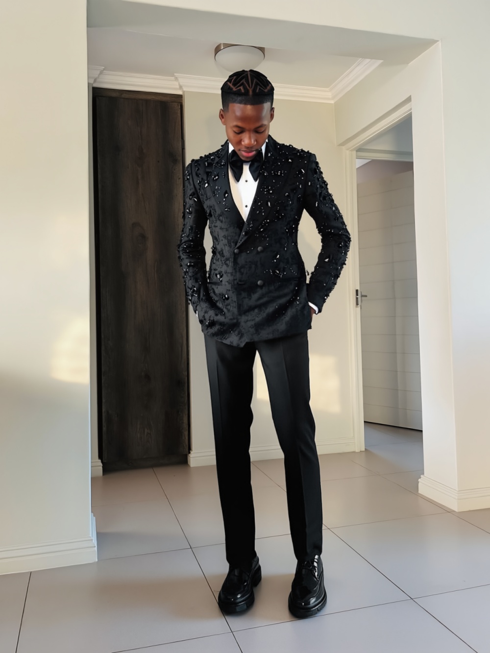 Handsome Jacquard Wedding Tuxedos 2 Piece Jacket Pant Crystal Men Suit Luxurious Peaked Lapel Party Wear Suits Customized