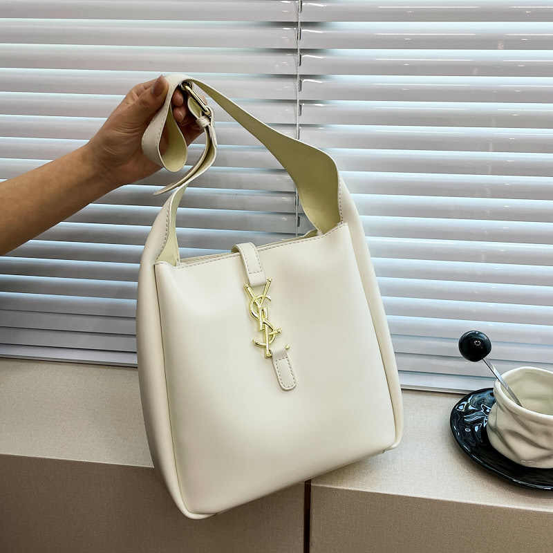 Designer bag Bucket Bag Shoulder Bag Luxury Bag Crossbody Designer 2025 Women Elegant Versatile handbag Casual commuting Crossbody bag Manifest temper