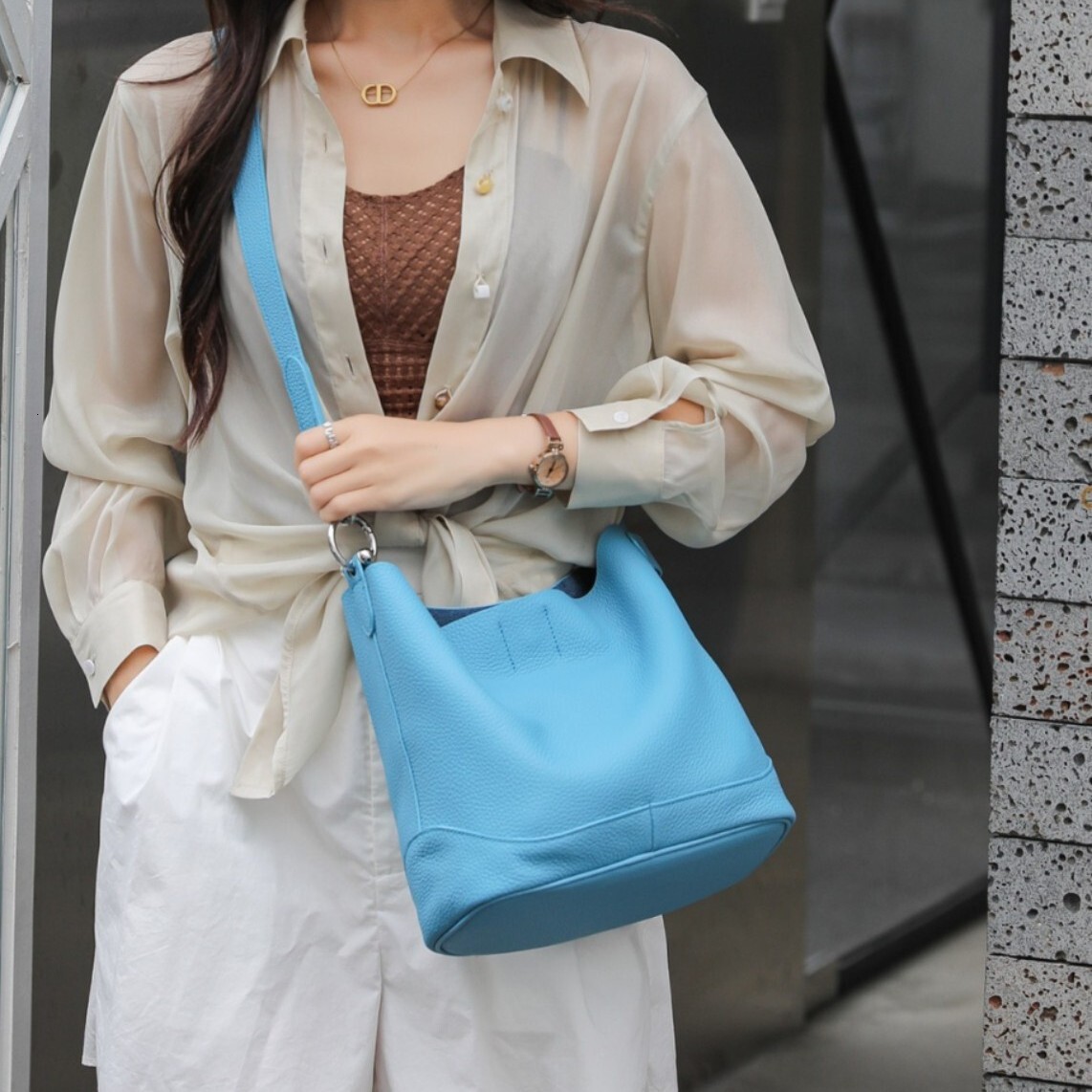 2025 Designer Bucket Bag Women's New Large Capacity Multi functional Slanted Shoulder Handbag Handbag