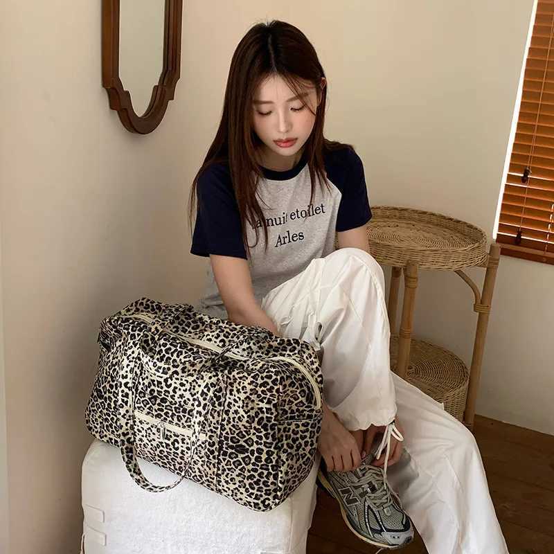 A Niche Leopard Print Canvas Handbag Highend Leopard Print Commuter Shoulder Bag Cross border Large Capacity Business Travel Bag Z250718