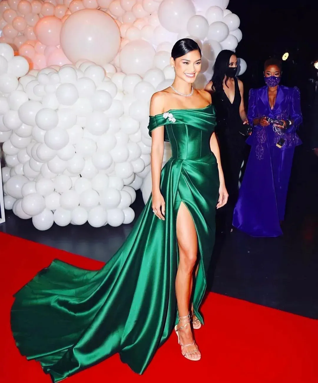 Back Saudi Arabic Sexy High Low Prom dresses Lace Long Sleeves Fashion Illusion Jewel Neck Black Short Front Long Evening Gowns Customized