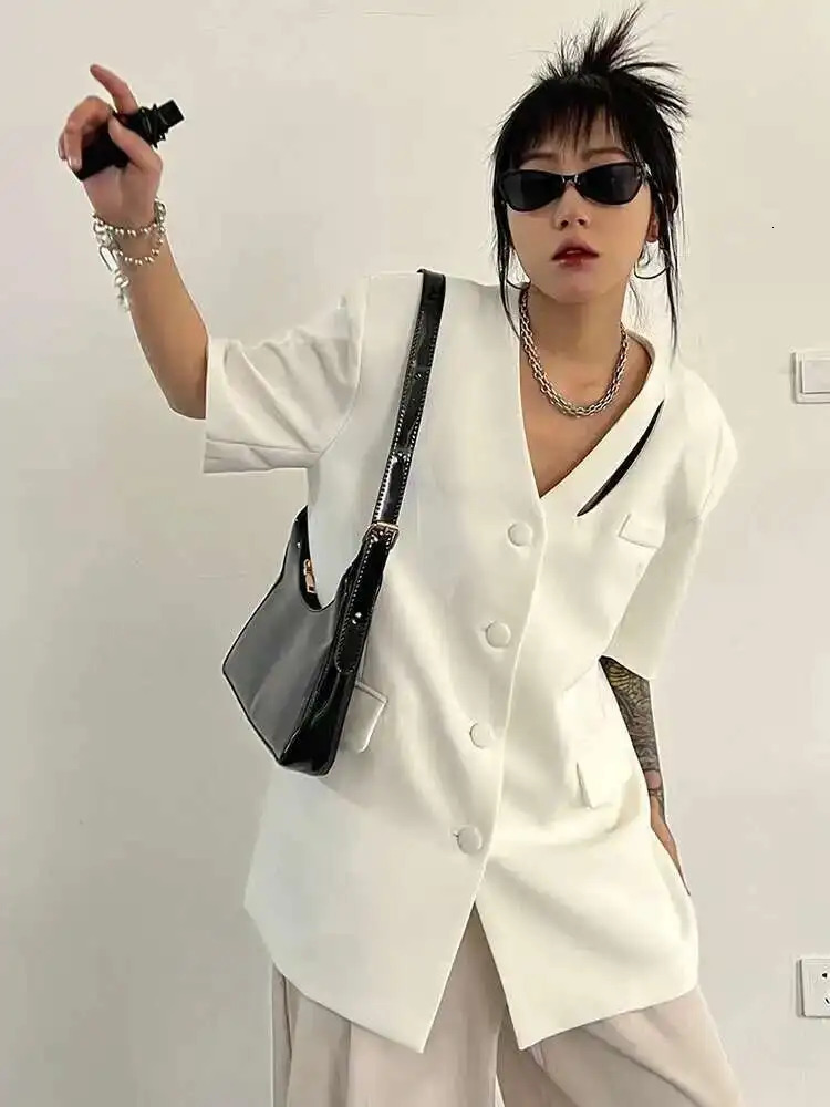EAM White Buckle Hole Elegant Blazer Women VNeck Half Sleeve Loose Fit Jacket Fashion Spring Autumn 30A1710 250703