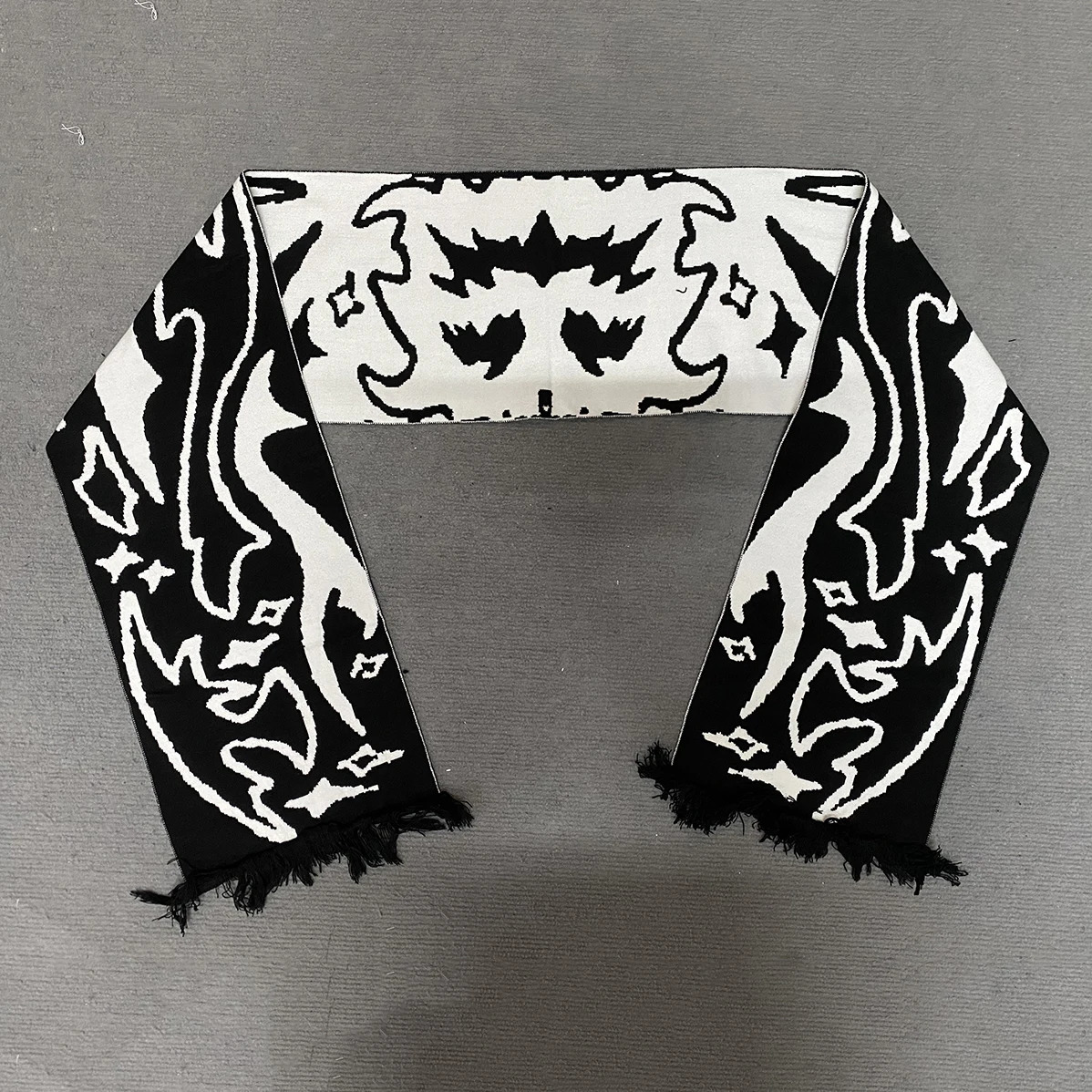 2K Autumn and Winter Vintage Personalized Pattern Dark Style Jacquard Scarf for Couples Warm Knit Scarf 250717