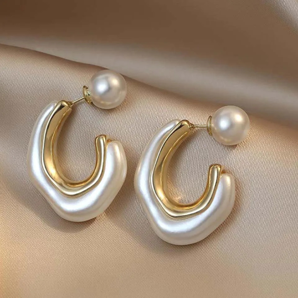 Yups Irregular Metal Pearl Earrings for Women Personalized CC Shape Hoop Earring Korean Fashion Jewelry 250717