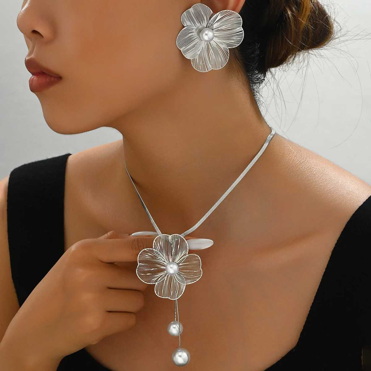 2 PCS Set Halloween Stamping Flower Imitation Pearl Necklace Earrings Set Gold Color Big Flower Silver Color Chain Jewelry Set X250718