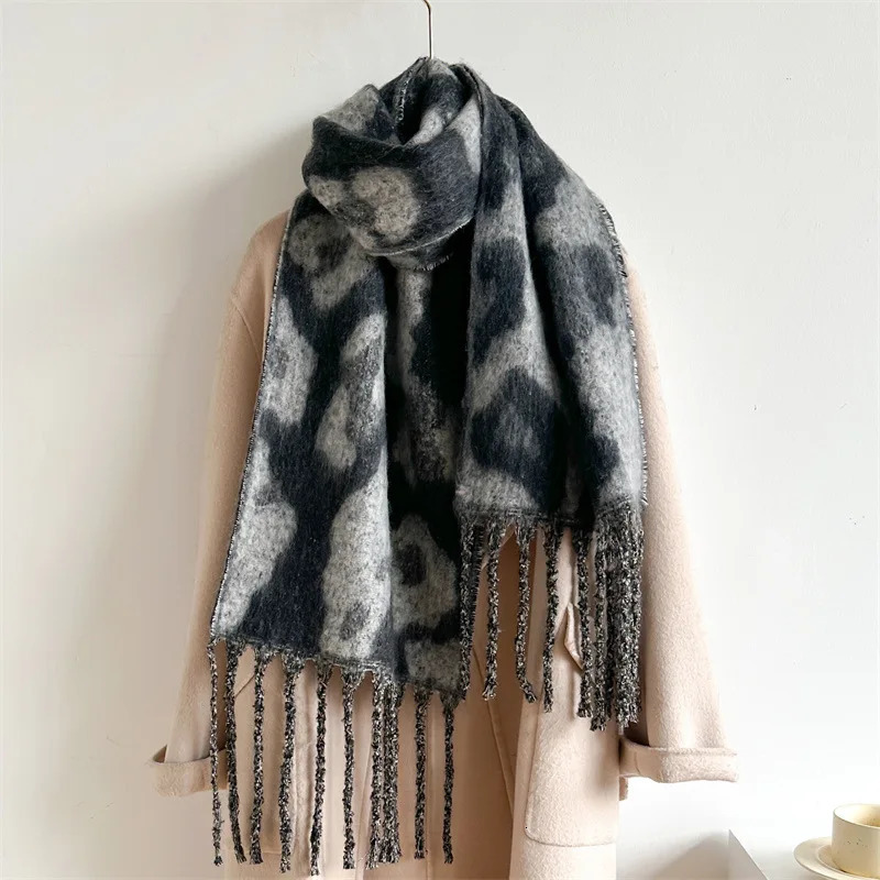 Autumn Winter Cashmere Scarf Men Women Thickened Warm Elegant Neckerchief Leopard Print Soft Long Tassel Scarves 250717