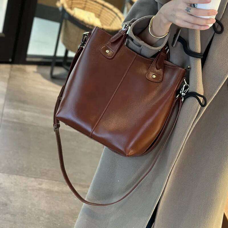 100% Genuine Leather Retro 2025 Fashion Crossbody Soft Commuter Handbag Bucket Bag For Women shopping