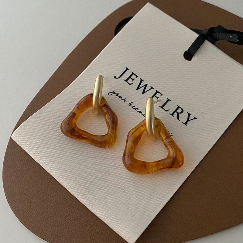 Retro irregular resin triangular earrings for women, with a niche design, minimalist temperament, and high-end feel. Earrings and earrings