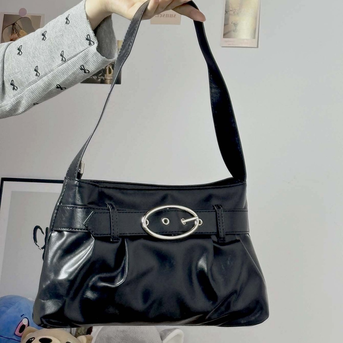 Summer new women's shoulder crossbody bag new personalized pleated leather buckle commuting bag simple solid color women's armpit bag new de