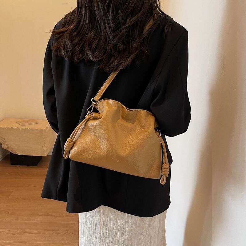 Korean Fashion Small for Women, Autumn and Winter Pleated Cloud Bag, Niche Texture Crossbody Bucket Bag