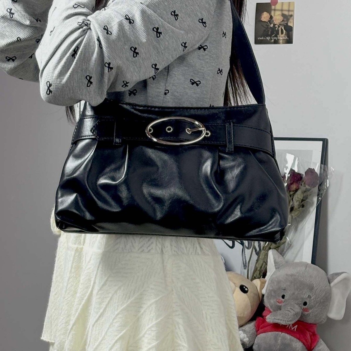 Summer new women's shoulder crossbody bag new personalized pleated leather buckle commuting bag simple solid color women's armpit bag new de