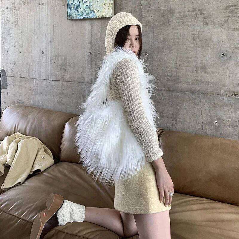 Y2k Faux Fur Solid Women Bag 2025 Trend Individuality Winter Plush Shoulder Bags Female Fashion New Design Bolso Mujer