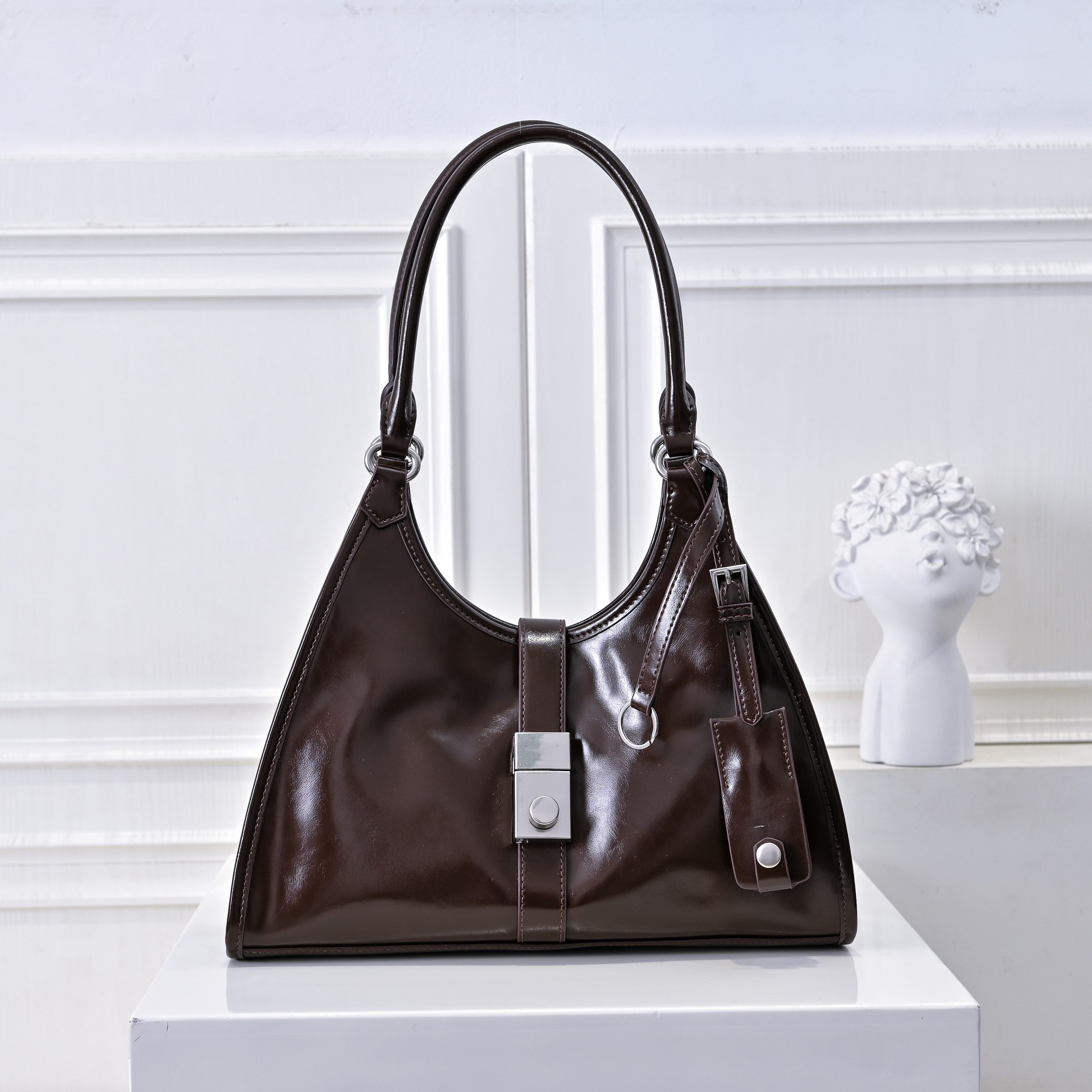 Designer handbag; beauty is not divided by age, women are born to love bags, a versatile bag can make you feel comfortable when you go out