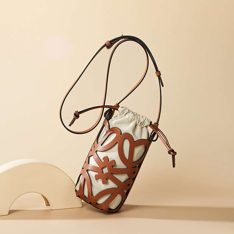 Luxury designer's unique ladies' trumpet is small and lightweight cowhide mini high-end mobile phone messenger bag in summer.