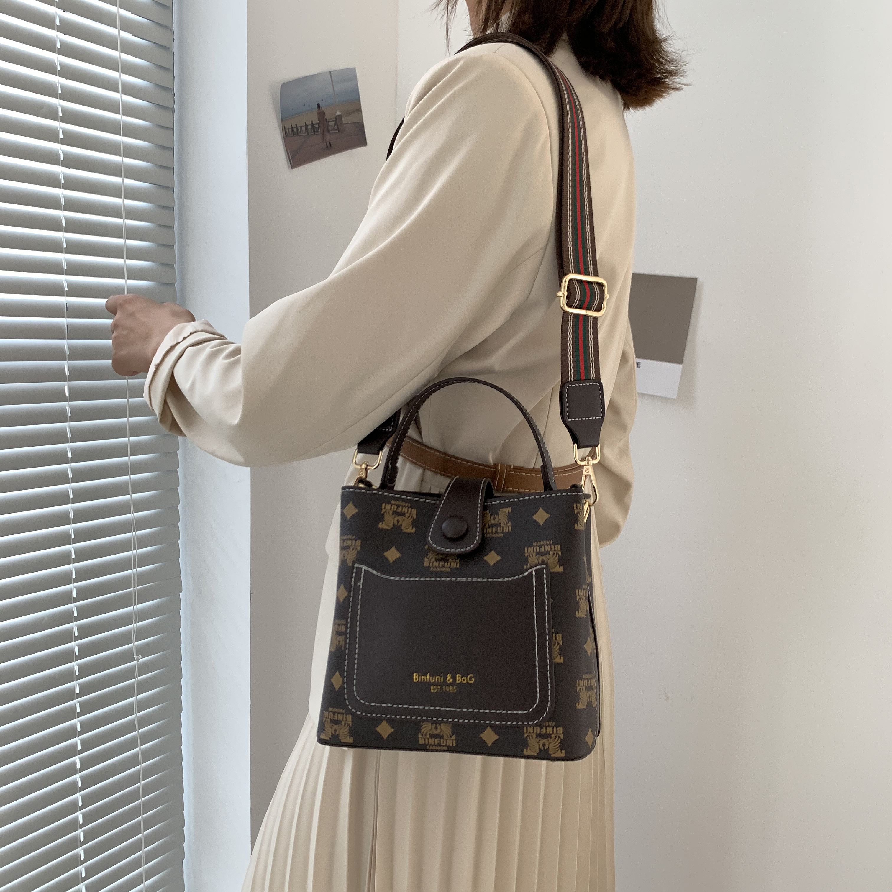 New arrival! Stylish handbag, simple and versatile printed shoulder crossbody bucket bag