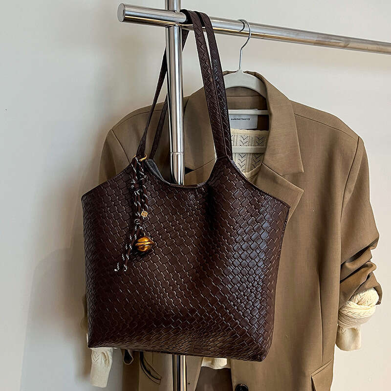 Women's Large Capacity Shoulder Summer New Versatile Commuter Underarm Trendy Tote Bag This Year