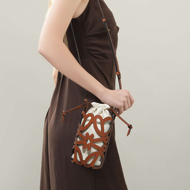 Luxury designer's unique ladies' trumpet is small and lightweight cowhide mini high-end mobile phone messenger bag in summer.