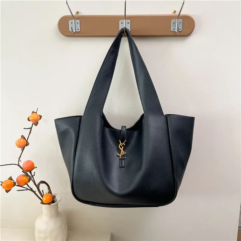 Designer bag Bucket Bag Shoulder Bag Luxury Bag Crossbody Designer 2025 Women Elegant Versatile handbag Casual commuting Crossbody bag Manifest temperament012
