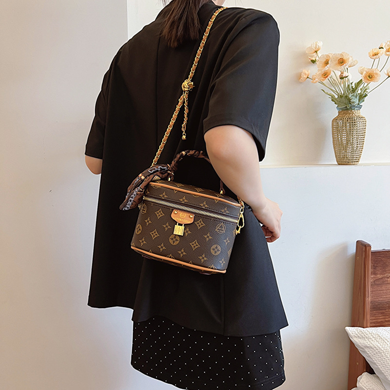 2025 Korean-style Fashionable and Elegant Retro Chain Box Bag for Women It has a high-end feel is versatile and can be carried as a single-shoulder or