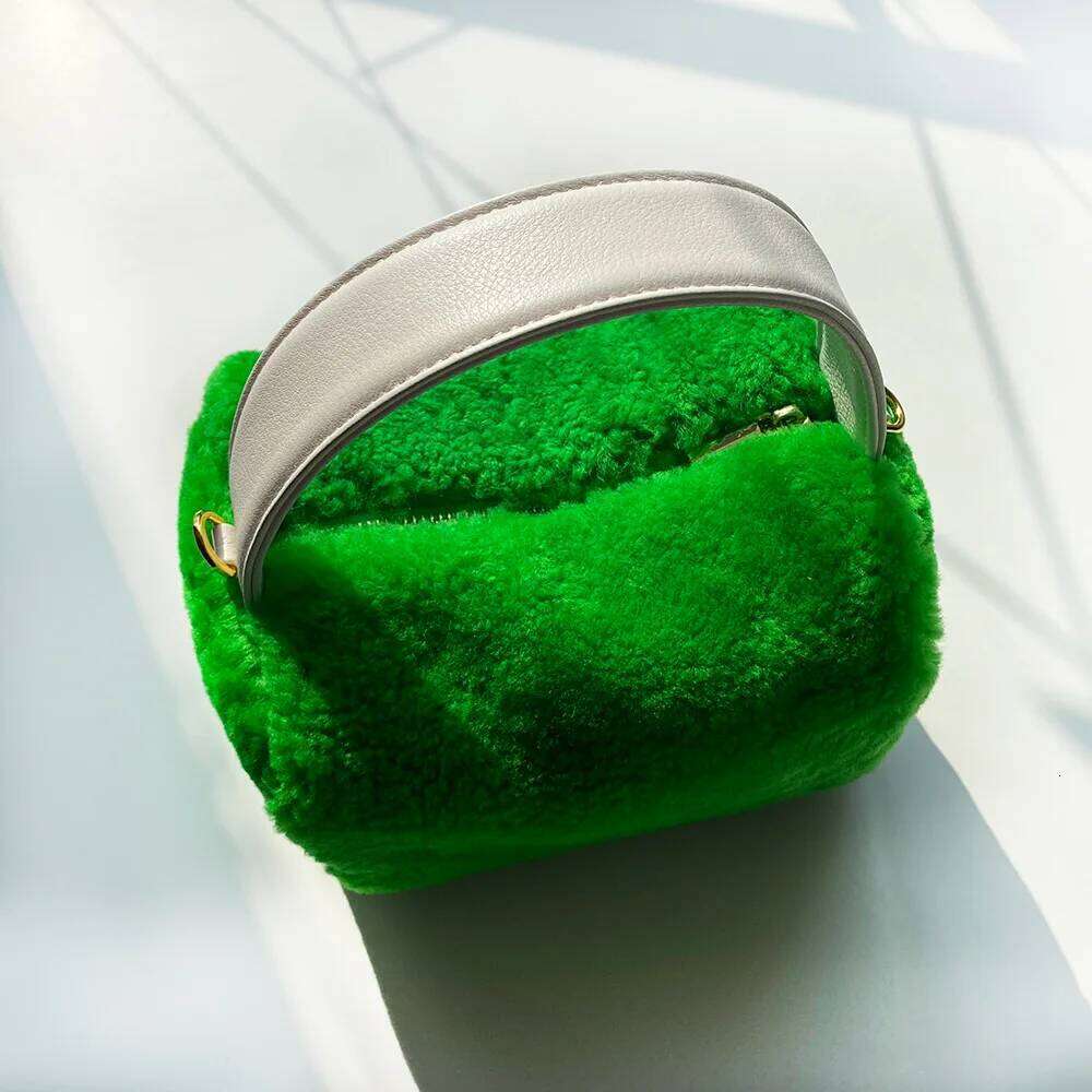 Women Furry Lambswool Fashion Design Soft Plush Cool Girls Messenger Shoulder Bags Crossbody Ladies Purse Handbags