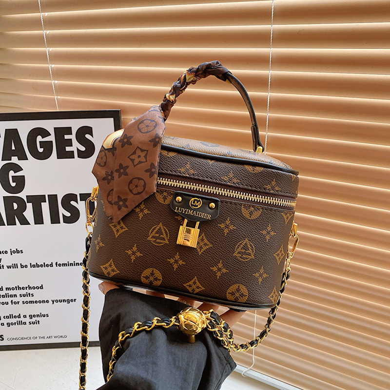 2025 New Korean-style Fashionable and Elegant Retro Chain Box Bag for Women It has a high-end feel is versatile and can be carried as a single-shoulde